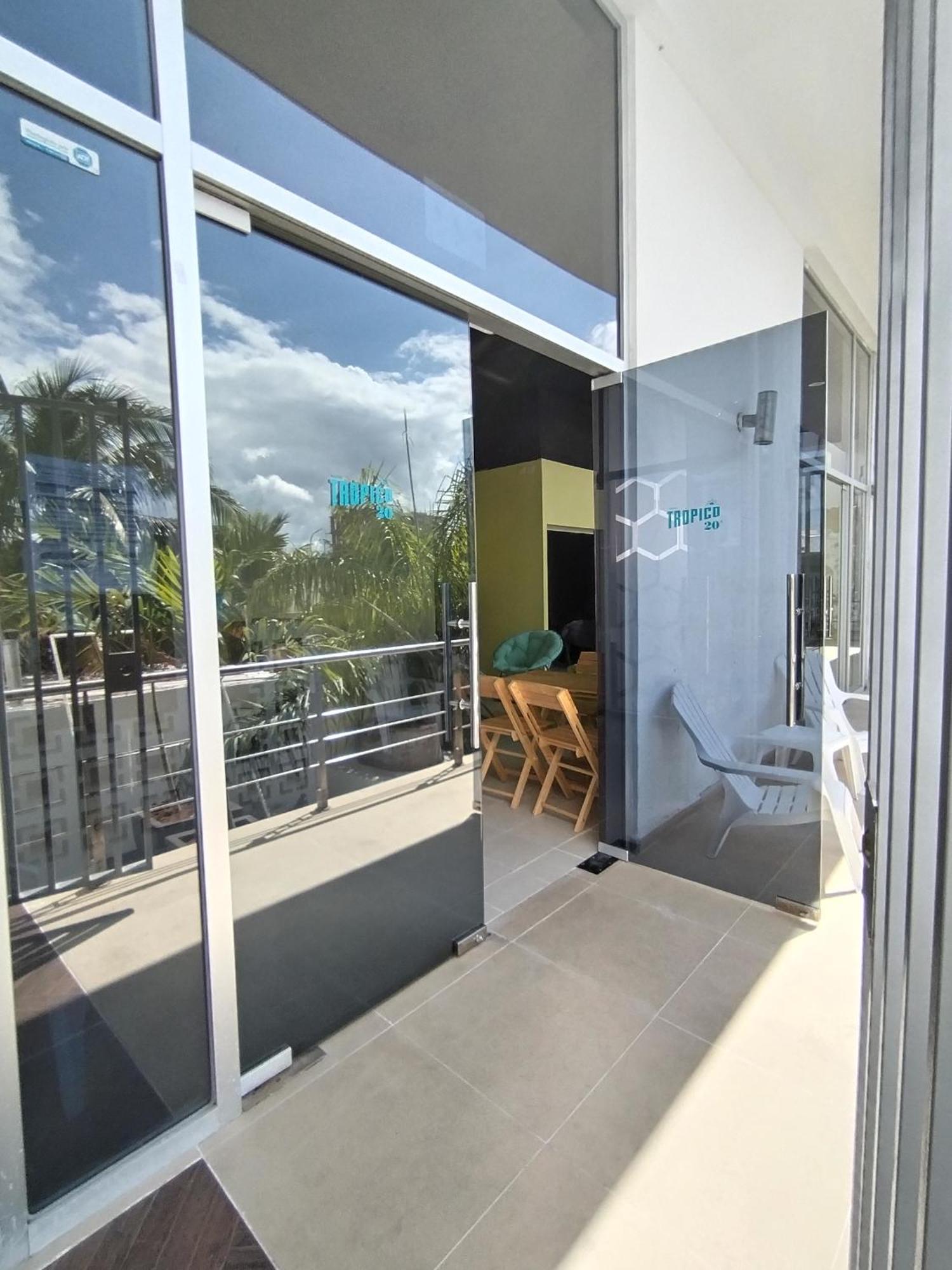 Hostel Tropico 20 Pdc Playa del Carmen Exterior foto